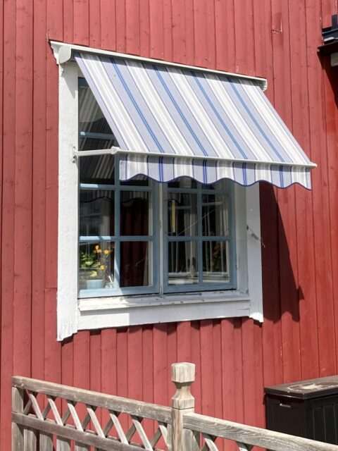 Fönstermarkis med invändig lina, bredd 150cm x armutfall 60cm samt ljusgrå profillack. Sandatex markisväv nr. 5167-02, vågig kappa