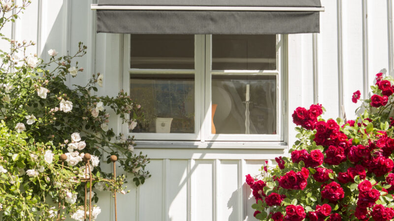 Inspirationsbild från Sandatex. Fönstermarkis med mellangrå Sandatex markisväv