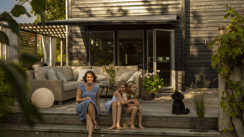 Inspirationsbild från Sandatex. Terrassmarkis med Sandatex markisväv nr 5380-727