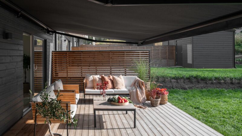 Inspirationsbild från Sandatex. Terrassmarkis med svart profillack med Sandatex markisväv nr 5407-24