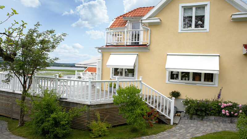 Inspirationsbild från Sandatex. Terrassmarkis samt fönstermarkiser med radiomotor med Sandatex vit markisväv nr. 15