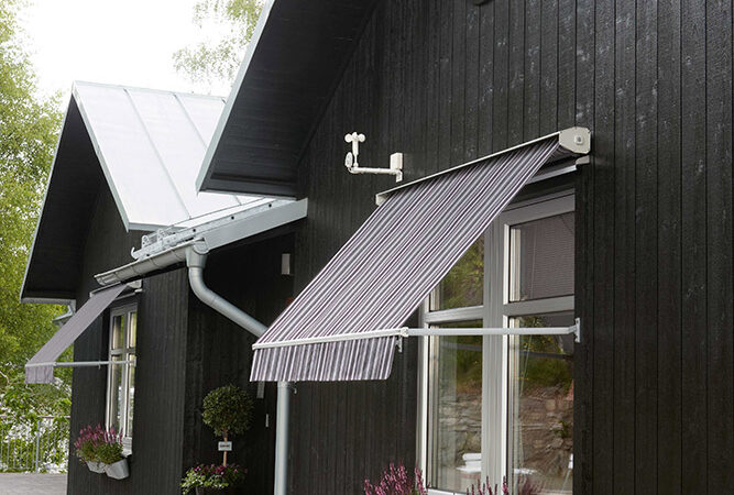 Inspirationsbild från Sandatex. Fönstermarkiser med grå markisväv