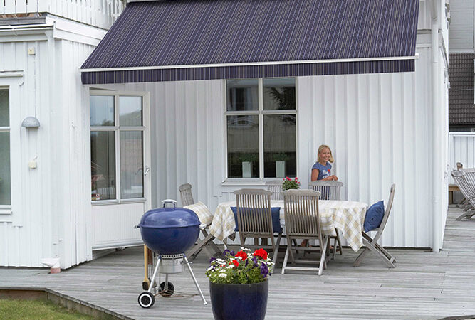 Inspirationsbild Sandatex. Terrassmarkis med grårandig markisväv