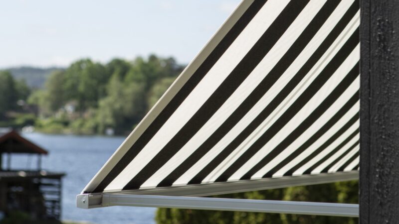 Fönstermarkis med svart/vit randig Sandatexväv nr 780