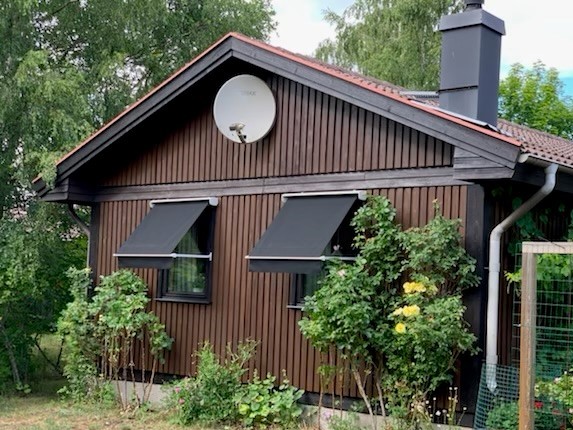 Fönstermarkis, bredd 110cm x armutfall 70cm, ljusgrå profil. Sandatex vävnr. 24 med rak kappa