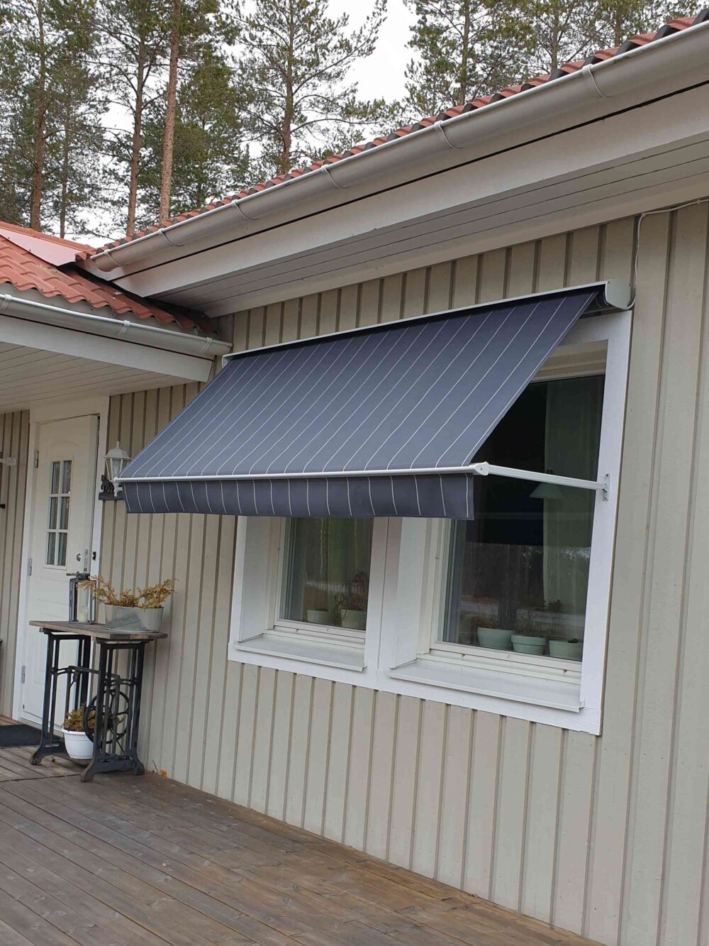 Fönstermarkis, bredd 240cm x armutfall 70cm med SG radiomotor inkl. fjärrkontroll. Sandatex markisväv nr. 792-97, rak kappa