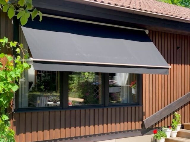 Fönstermarkis, bredd 300cm x armutfall 80cm, ljusgrå profil. Sandatex väv 24 med rak kappa,