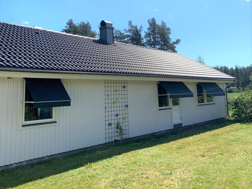 Fönstermarkis med lina, ljusgrå profillack. Sandatex markisväv nr. 97 med rak kappa