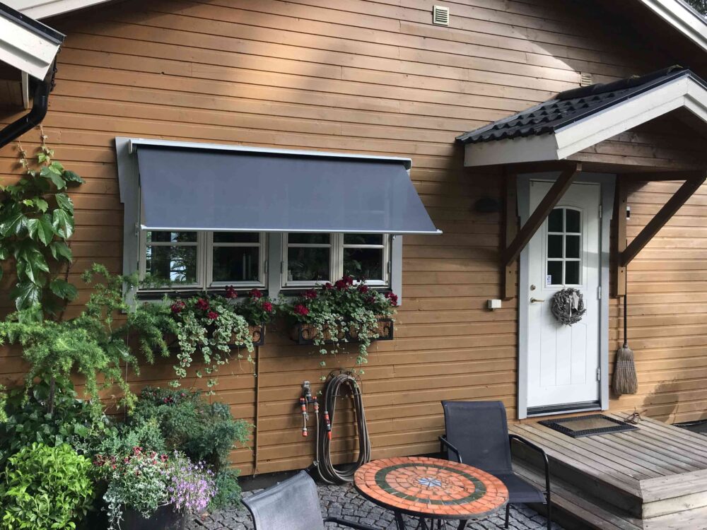 Fönstermarkis med mörkgrå screenväv. Begär offert för screenväv till fönstermarkis