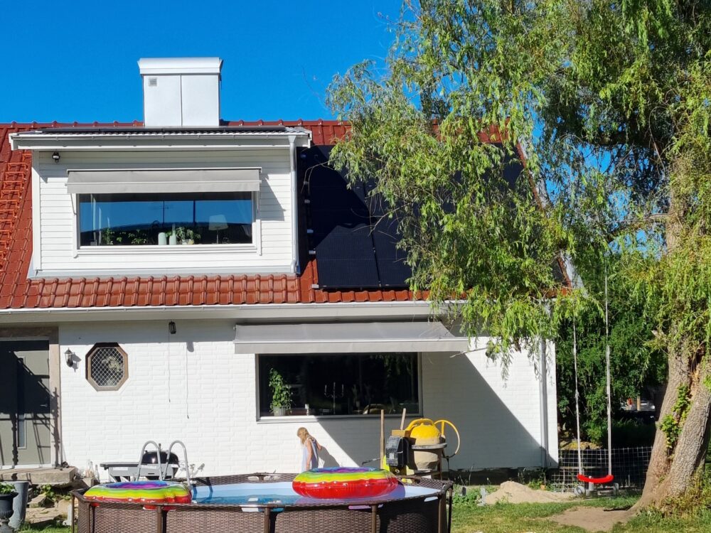 Fönstermarkis samt terrassmarkis, ljusgrå profil. Sandatex duk 94-15, rak kappa