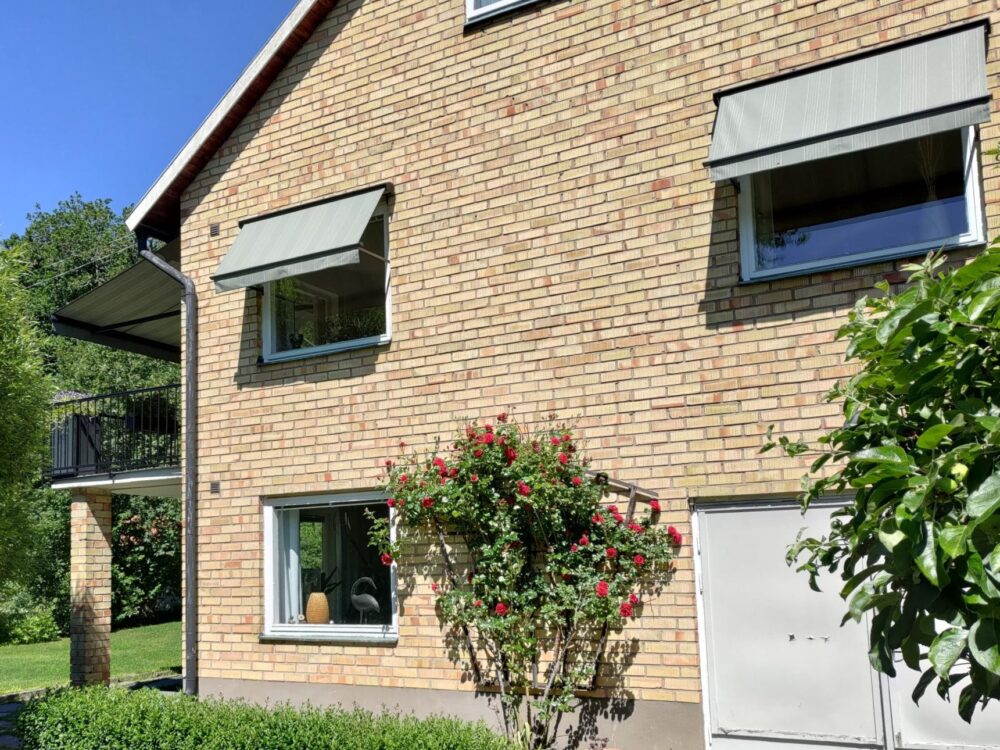 Fönstermarkiser bredd 180cm x 70cm samt Terrassmarkis med svart lack med Sunflex , SG radiomotor inkl fjärrkontroll, svart profillack. Sandatex markisväv nr. 5396-701,