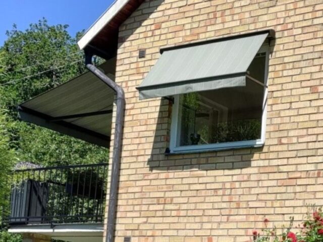 Fönstermarkiser bredd 180cm x 70cm samt Terrassmarkis med svart lack med Sunflex , SG radiomotor inkl fjärrkontroll, svart profillack. Sandatex markisväv nr. 5396-701