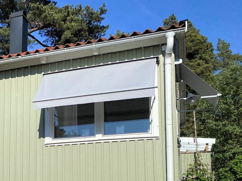 Fönstermarkiser inkl SG radiomotor med 5-kanals fjärrkontroll, ljusgrå profillack. Sandatex markisväv nr. 79, rak kappa