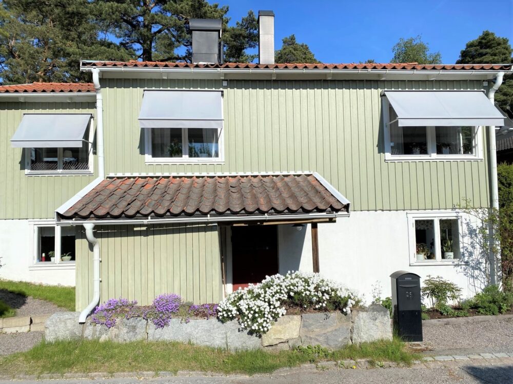 Fönstermarkiser inkl SG radiomotor med 5-kanals fjärrkontroll, ljusgrå profillack. Sandatex markisväv nr. 79, rak kappa