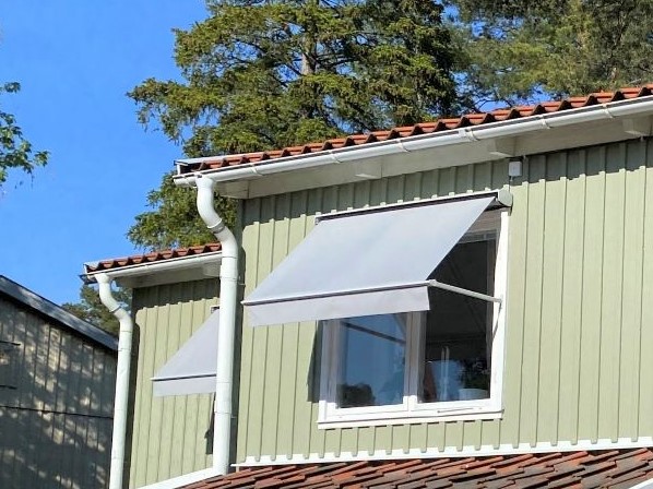 Fönstermarkiser inkl SG radiomotor med 5-kanals fjärrkontroll, ljusgrå profillack. Sandatex markisväv nr. 79, rak kappa