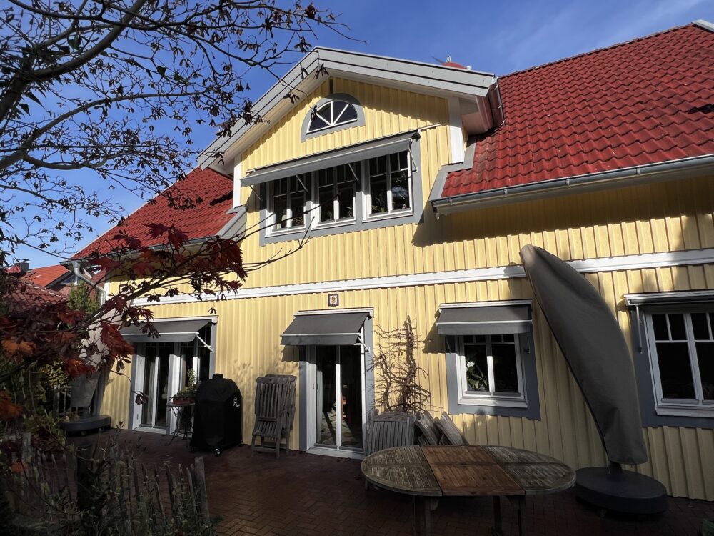 Fönstermarkis med extra arm. Sandatex duk nr 1330-512, rak kappa, ljusgrå stativ