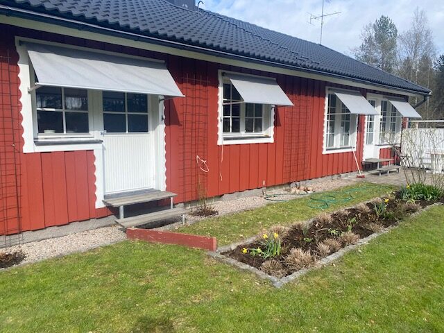 Fönstermarkiser med ljusgrå lack på kassett samt armar, ljusgrå Sandatex markisväv ej kappa