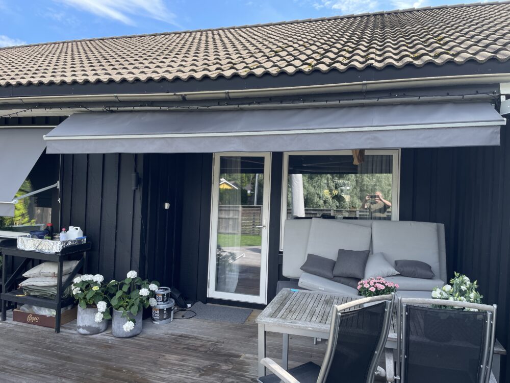 Terrassmarkis bredd 425cm x armutfall 310cm med SG radiomotor inkl. fjärrkontroll samt långa vindstag. Sandatex markisväv nr. 15-79 med rak kappa