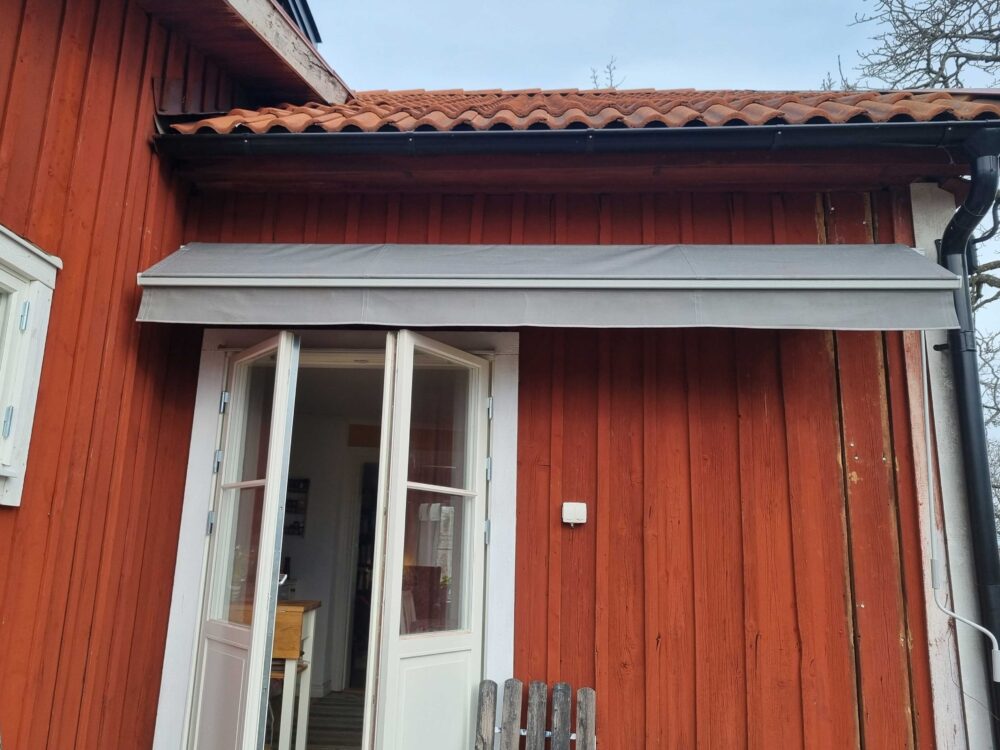 Terrassmarkis Sunflex vinklingsfunktion. Sandatex markisväv nr. 407-151, ej kappa