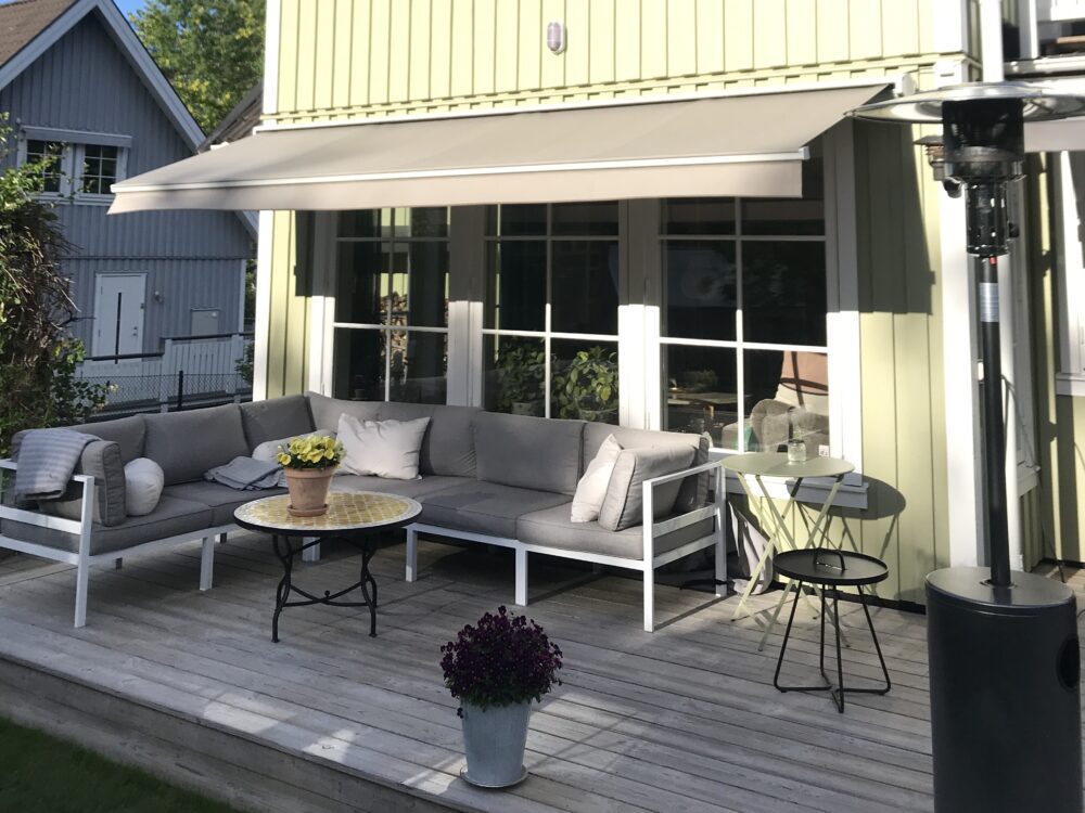 Terrassmarkis i ljusgrå semikassett, bredd 440cm x 310cm utfall, inkl Somfy radiomotor, duk Sandatex markisväv nr. 407-926, rak kappa,
