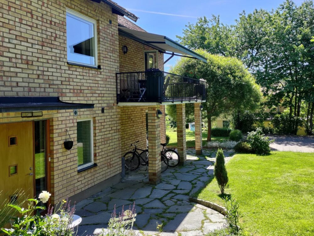 Terrassmarkis med svart lack med Sunflex , SG radiomotor inkl fjärrkontroll, svart profillack. Sandatex markisväv nr. 5396-701 rak kappa