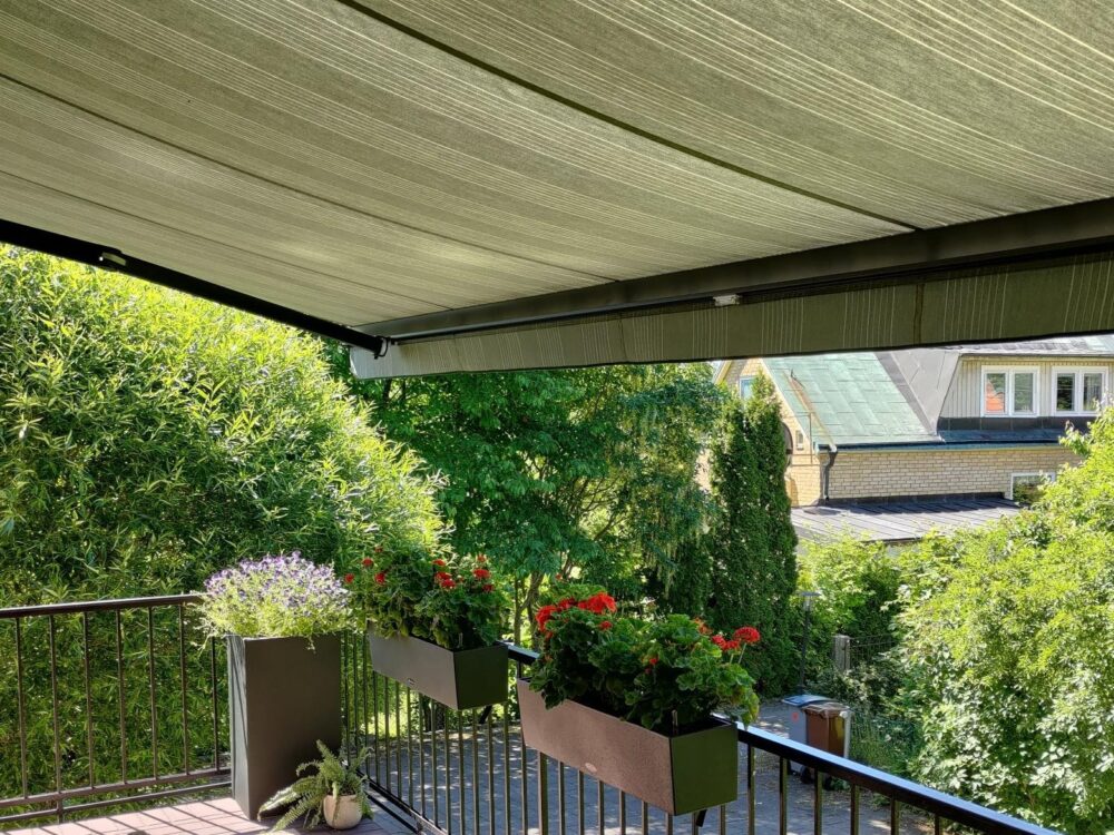Terrassmarkis med svart lack med Sunflex , SG radiomotor inkl fjärrkontroll, svart profillack. Sandatex markisväv nr. 5396-701 rak kappa