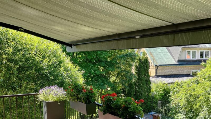 Terrassmarkis med svart lack med Sunflex , SG radiomotor inkl fjärrkontroll, svart profillack. Sandatex markisväv nr. 5396-701 rak kappa