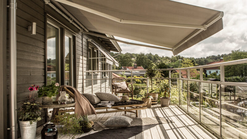 Terrassemarkise med motor i Norge – skaper komfort og skygge.