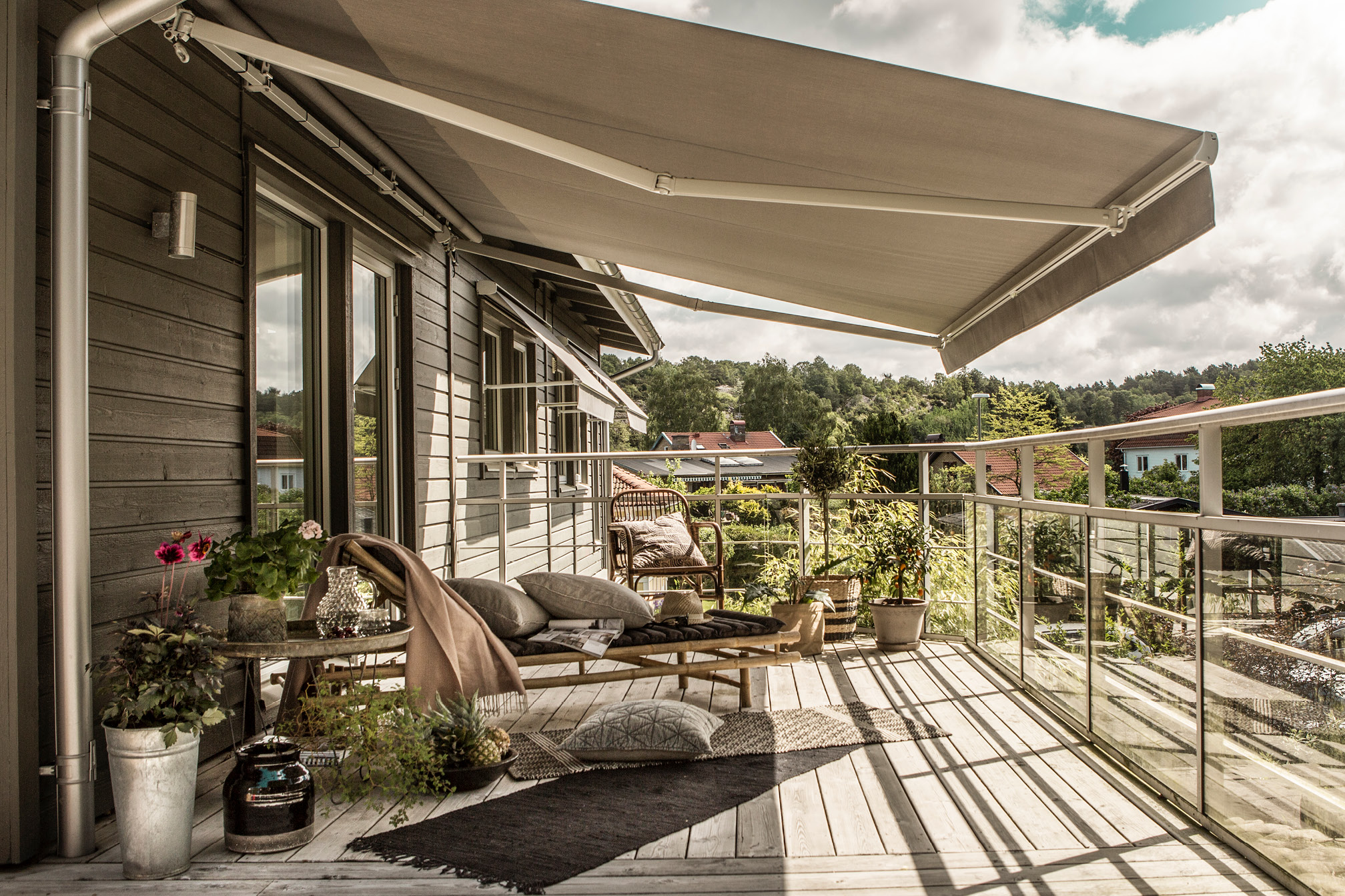 Terrassemarkise med motor i Norge – skaper komfort og skygge.