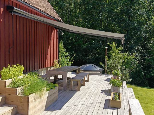 Terrassmarkis, bredd 450cm x utfall 410cm med Sunflex vinklingsfunktion. Svart aluminiumtak, Långa vindstag. Sandatex markisväv nr. 727-515 rak kappa.